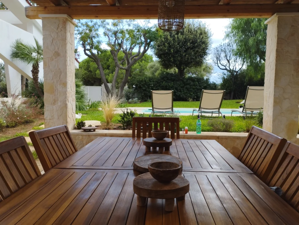 Zona pranzo esterna coperta nella villa con giardino a Monopoli, perfetta per cene all’aperto in stile pugliese.