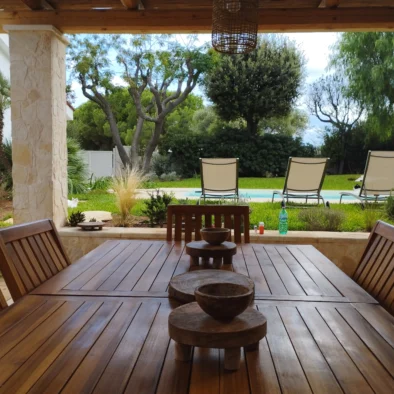 Zona pranzo esterna coperta nella villa con giardino a Monopoli, perfetta per cene all’aperto in stile pugliese.