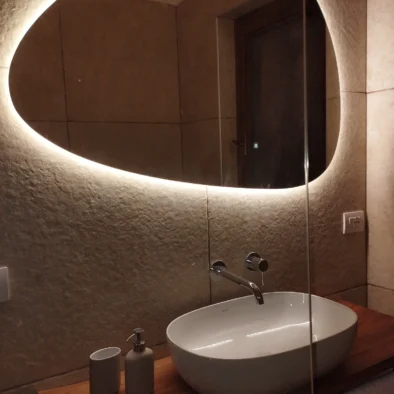 Bagno moderno con lavabo di design e specchio retroilluminato nella villa di lusso Villa Agapanthus a Monopoli.