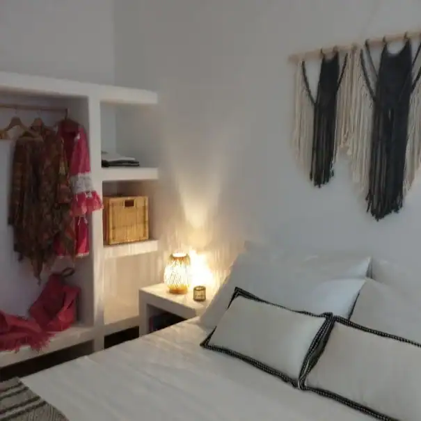Camera da letto con armadio a vista e arredi artigianali in stile mediterraneo a Villa Agapanthus, casa vacanze a Monopoli
