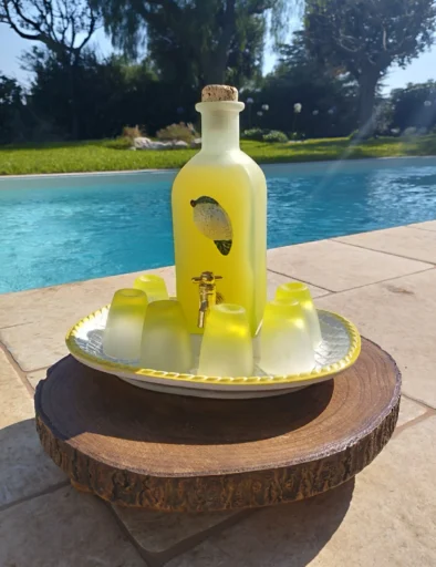 Kit limoncello con bicchierini artigianali accanto alla piscina privata di Villa Agapanthus a Monopoli, per momenti di relax autentico