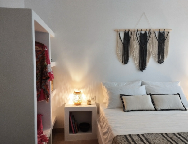 Camera matrimoniale con armadio in muratura e comodino integrato a Villa Agapanthus, casa vacanze a Monopoli