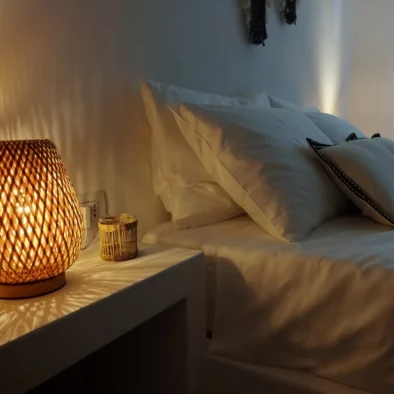 Dettaglio della camera da letto con luce soffusa e arredi naturali a Villa Agapanthus, per un’atmosfera calda e rilassante