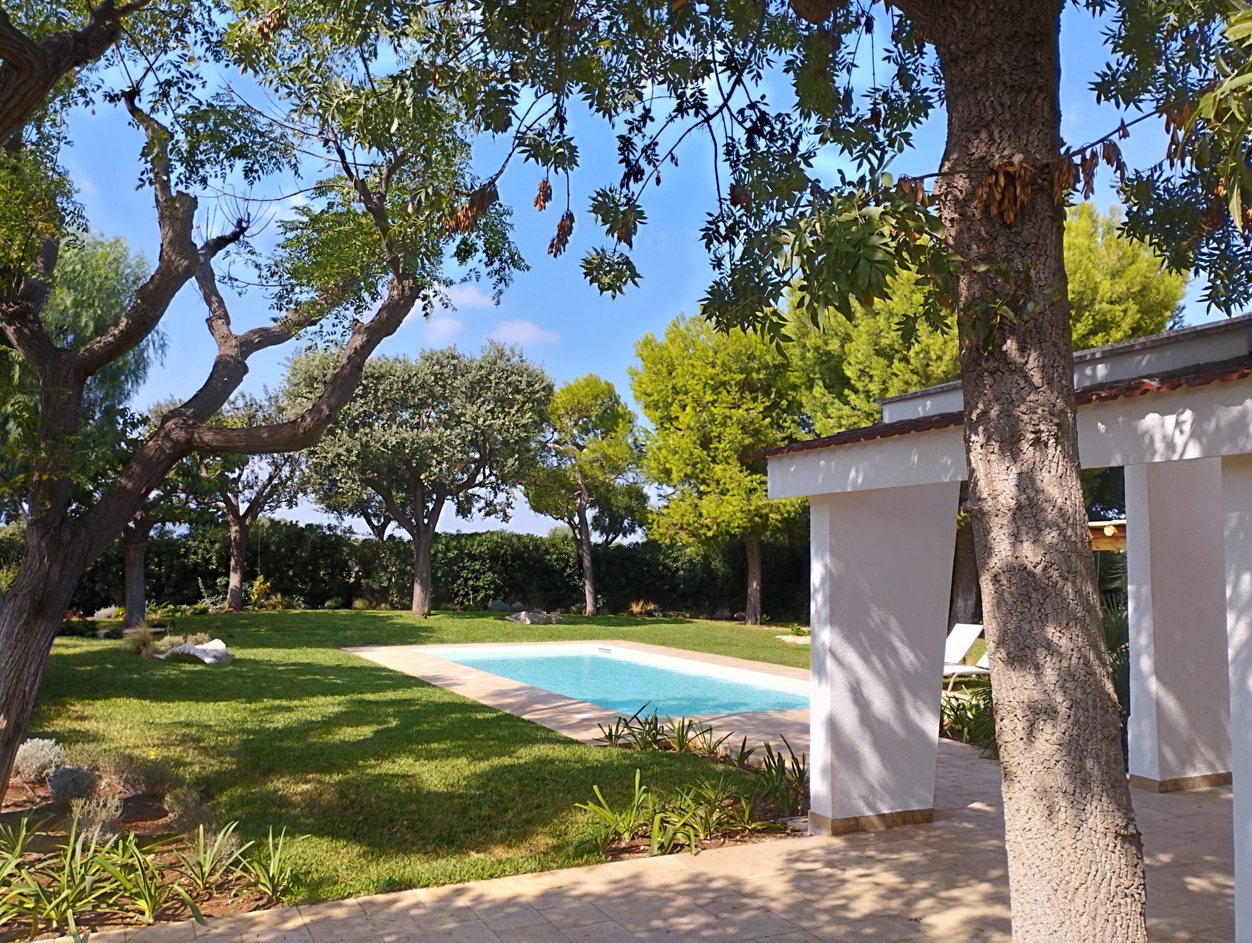 Villa Agapanthus a Monopoli: la casa vacanze ideale per famiglie con bambini, con piscina privata, giardino mediterraneo e vicina alle spiagge di Capitolo per vacanze in Puglia.