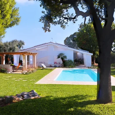 Vista della villa con piscina privata e giardino a Monopoli, nel cuore della Puglia