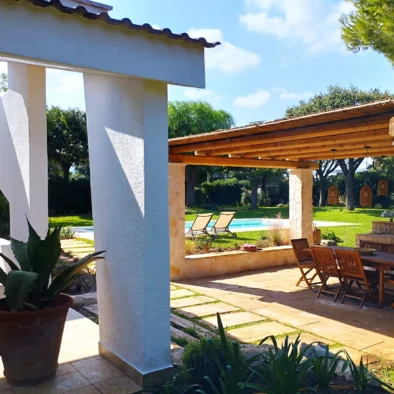 Zona pranzo esterna coperta con vista sulla piscina privata di Villa Agapanthus