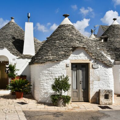 Trulli bianchi con tetti a cono ad Alberobello, tipiche abitazioni in pietra nel cuore della Valle d’Itria