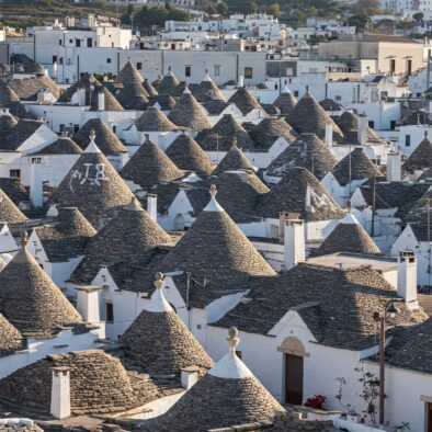 Vista panoramica dei trulli di Alberobello, con tetti conici in pietra e case bianche, nel cuore della Valle d'Itria
