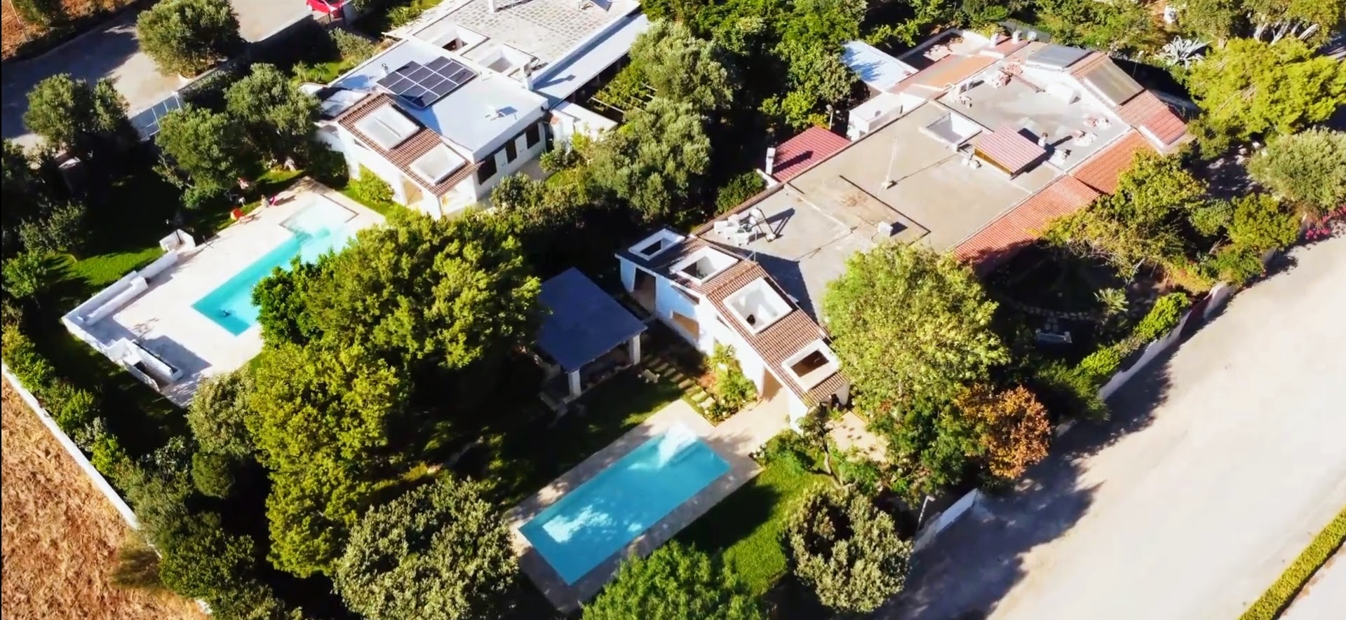 Vista aerea di Villa Agapanthus con piscina privata e giardino mediterraneo a Monopoli, ideale per vacanze in Puglia in ogni stagione.