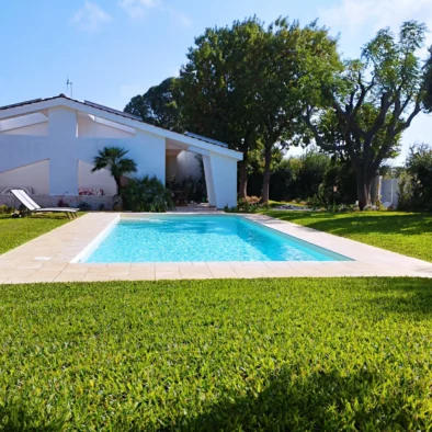 Villa con piscina privata a Monopoli immersa nel verde, ideale per vacanze di relax in Puglia