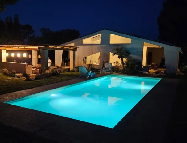 Vista notturna della piscina privata a Villa Agapanthus, casa vacanze a Monopoli