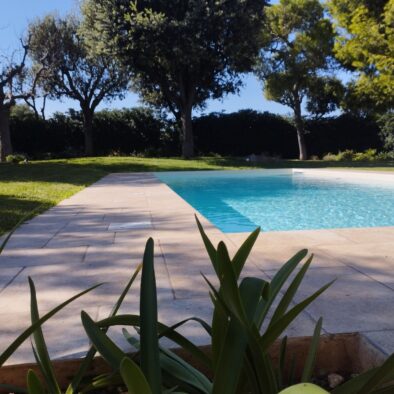 Piscina privata immersa nel verde a Villa Agapanthus, Monopoli