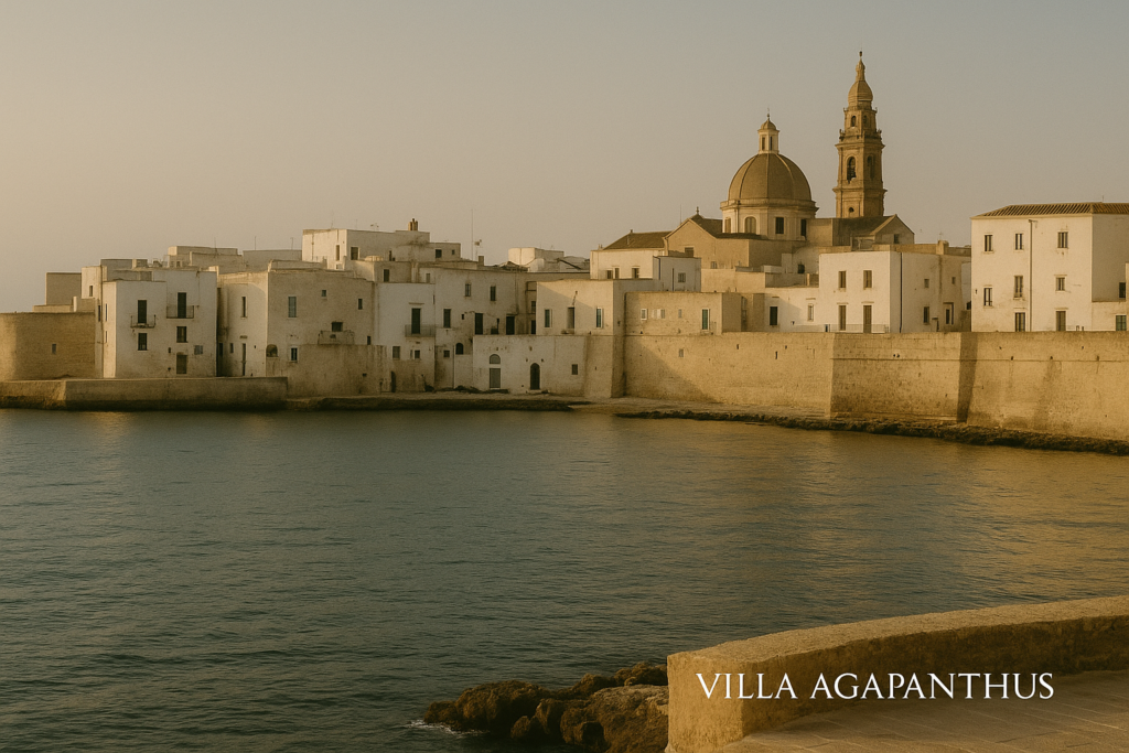 Monopoli al tramonto con vista sul mare e centro storico, ideale per una vacanza autentica a Villa Agapanthus.