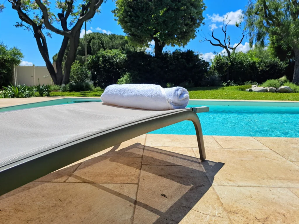 Lettino con asciugamano bianco a bordo piscina privata nella Villa Agapanthus a Monopoli