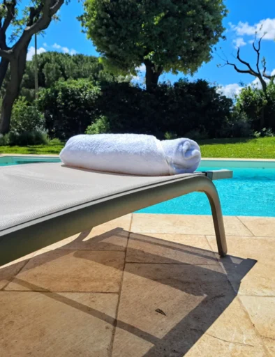 Lettino con asciugamano bianco a bordo piscina privata nella Villa Agapanthus a Monopoli